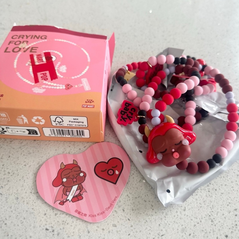 Pop mart  Crying for Love - Kiss Kiss Devil Vers Phone Charm